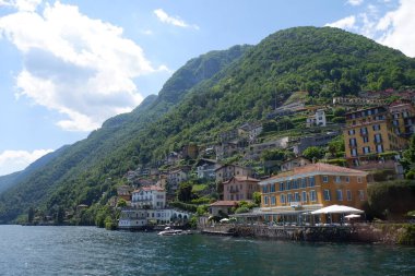 İtalyan gölünün kıyısındaki göl komedisi
