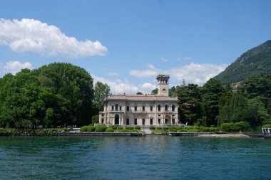 İtalya 'daki Como Gölü' nün eski binasının manzarası.