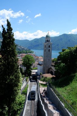 Gölün eski şehrinin manzarası.