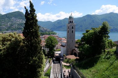 San Como Gölü 'ndeki köy.