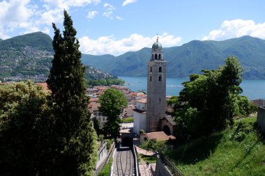 Göl şehrindeki kutsal üçlünün eski kilisesinin manzarası