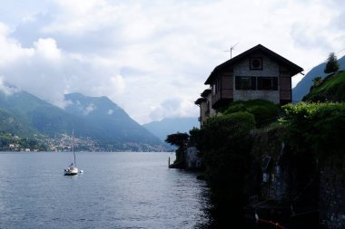 Göl manzaralı bir göl