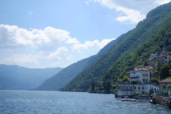 İtalya 'daki Como Gölü manzarası