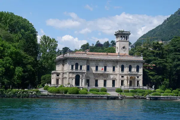 Garda Gölü İtalya 'da bir göldür, İtalya gölünün kıyısında yer alır ve güzel bir gölün ortasında yer alır.