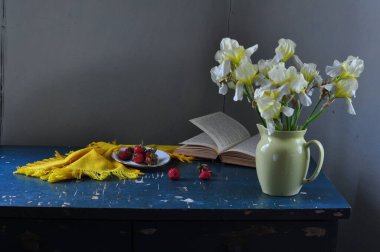 Bir buket lale ve eski bir kitapla sakin bir hayat