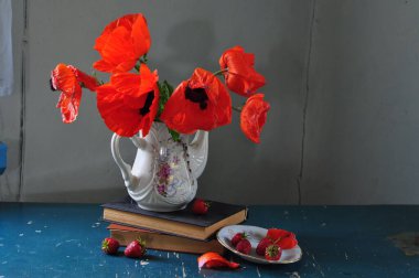 Kırmızı ve beyaz gelinciklerle hayat