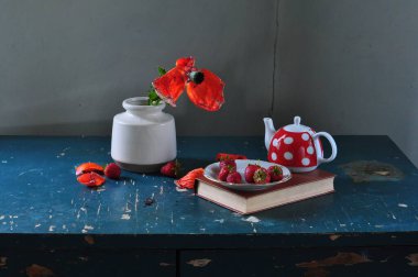 Bir bardak çay ve bir buket kırmızı gelincikle sakin bir hayat