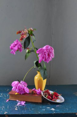 Masadaki vazoda bir buket çiçeğin ve güllerin durgun yaşamı