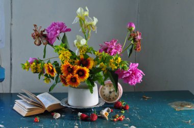 Durgun hayat, bir buket kır çiçeği beyaz arka planda cam bir kavanozda