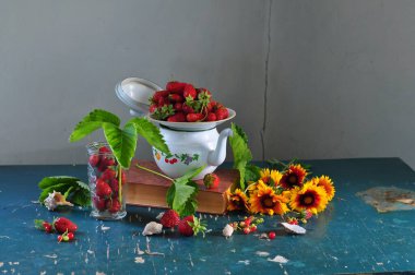 Vazodaki kırmızı ve beyaz çileklerin yaşamı