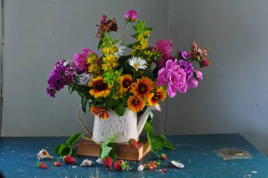 Bir buket çiçekle sakin bir hayat, yakın.