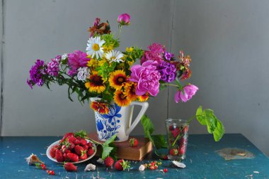 Tahta bir masanın üzerinde bir buket çiçek