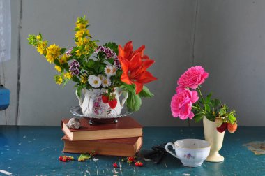 Çiçekler ve kitaplarla dolu bir hayat