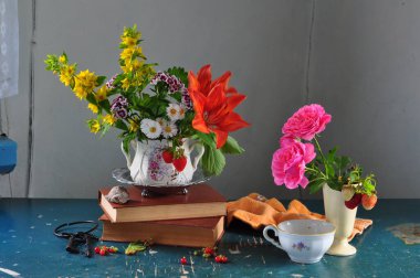 Eski bir çiçek ve bir fincan çayla sakin bir hayat.