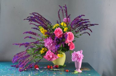 Güzel bir buket çiçek ve bir vazo.