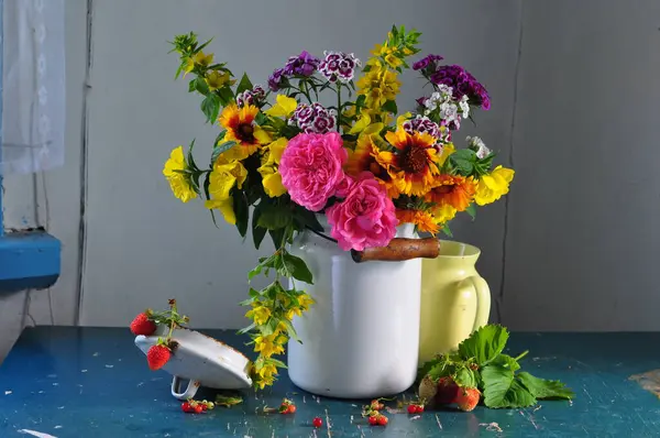 Durgun bir hayat beyaz bir sürahi ve bir sürahi çiçekte