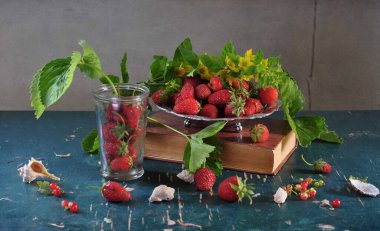 Ahududulu çilek ve ahşap tepside nane şekeri. seçici odak