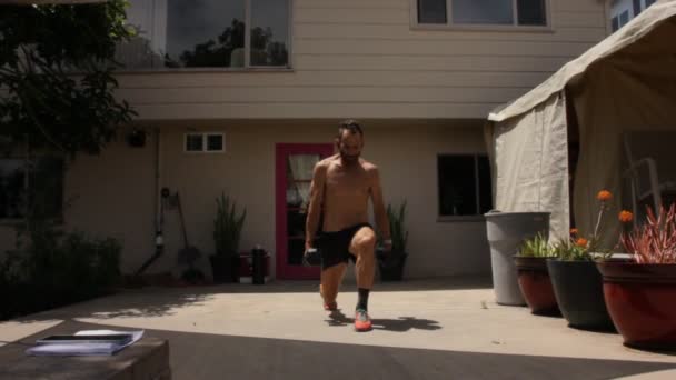 Sommersonne Outdoor Fitness Für Gute Körperliche Und Geistige Gesundheit Hinterhof — Stockvideo