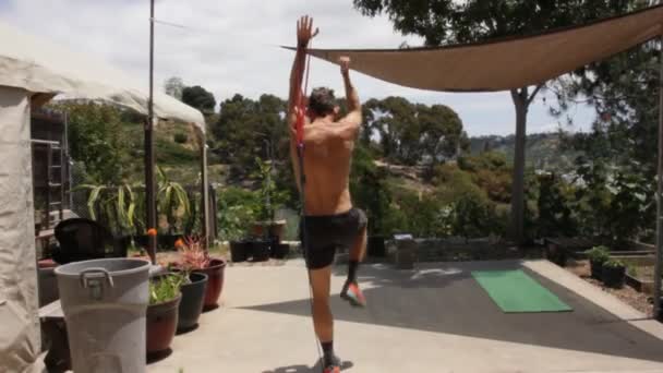 夏日阳光 圣迭戈大学峡谷对面的后院 人们在室外健身 以保持身心健康 — 图库视频影像