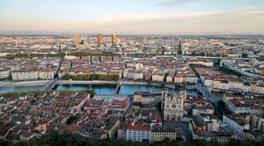 Fransa 'nın Lyon kentindeki Fourvire katedralinden Saint-Jean katedrali, Sone nehri ve uzaktaki Part-Dieu kuleleri.