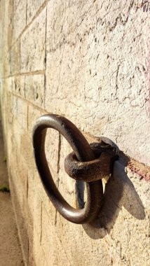 Lyon şehrindeki saone 'nin kıyısında bir duvara demirleme halkası.