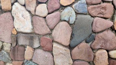 çok renkli ve çok biçimli çakıl taşı duvarı