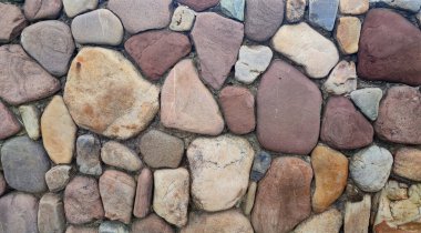 çok renkli ve çok biçimli çakıl taşı duvarı