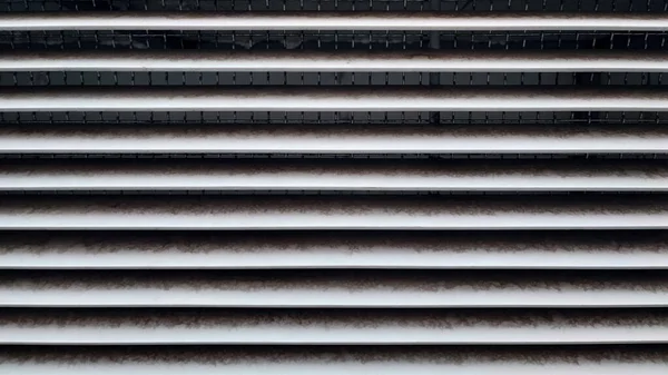 Gri kirişli havalandırma ızgarası