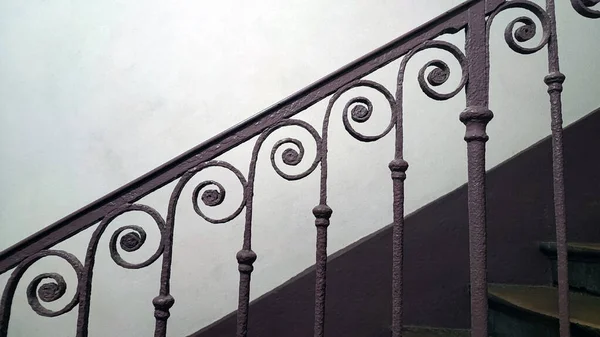 Eski bir merdivende sarmal demir işçiliği