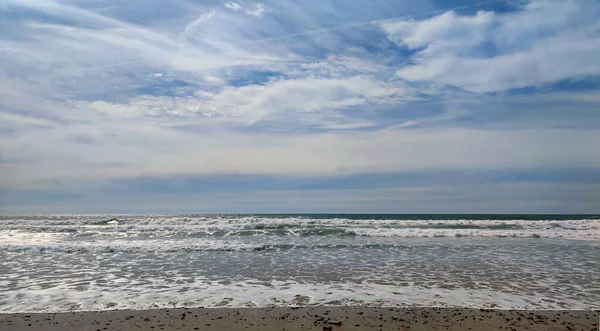 Пляж Волна Пена Хребет Небо Океану — стоковое фото
