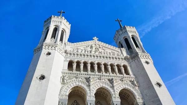 Vit Fasad Fourvire Cathedral Lyon Frankrike Dag Vacker Blå Himmel — Stockfoto