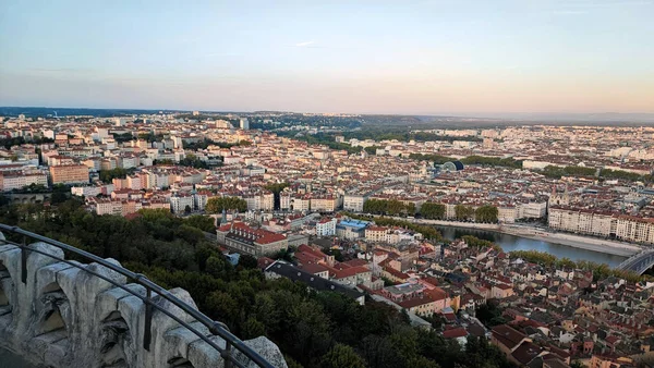 Fransa 'nın Lyon şehrindeki Fourvire katedralinden Sone nehri ve opera manzarası.