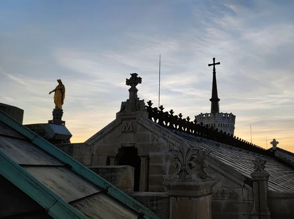 Střecha Věž Křížem Slavná Zlatá Socha Panny Marie Při Západu — Stock fotografie