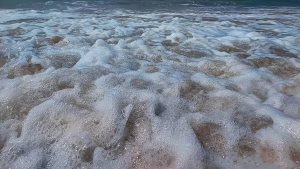Okyanusun kenarında köpük var. Yakın plan.