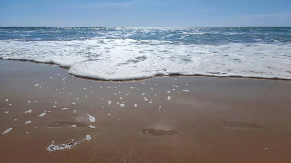 Kumsalda deniz dalgaları