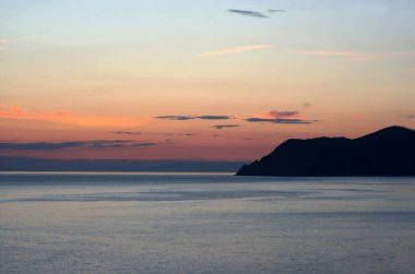 Güzel gün batımı denizin üzerinde, mavi ve pembe gökyüzü, ufukta ve kontrastta