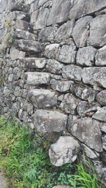 Tümleşik merdiveni olan eski taş duvar