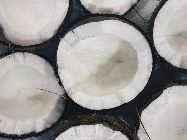 코코넛 코코넛을 반으로 나누어 식탁에 — 스톡 사진