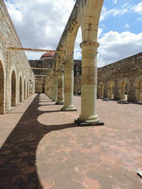 Oaxaca Meksika 'daki eski kilisenin yayları ve gölgeleri.