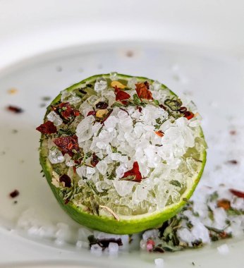 Yeşil limon, deniz tuzu ve biber taneleri.