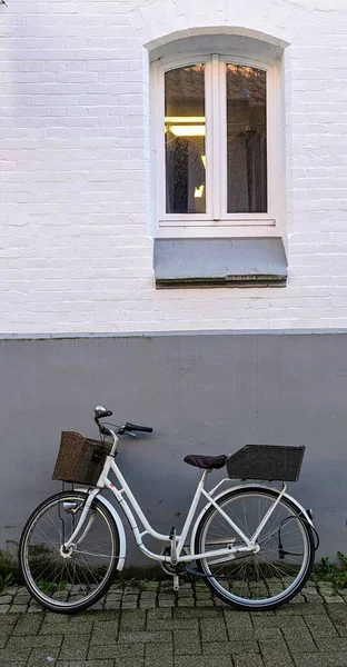 Parede Branca Cinza Janela Bicicleta Alemanha — Fotografia de Stock