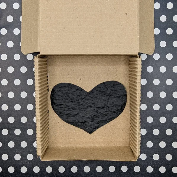 Karton Kutuda Kocaman Siyah Bir Kalp Siyah Beyaz Noktalı Arkaplan — Stok fotoğraf