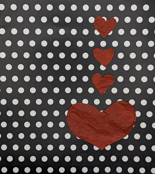 Piros Papír Szív Három Kicsi Egy Nagy Fekete Fehér Pontozott — Stock Fotó