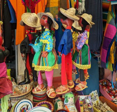 Mexico City 'deki pazarda Meksikalı kuklalar