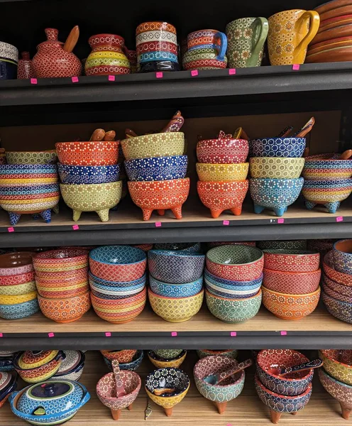 Renkli Meksika Havanları Fincanları Market Tezgahındaki Raflarda Elle Boyanmış — Stok fotoğraf