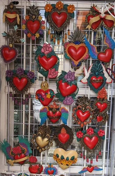 Marketin Vitrininde Meksikalı Teneke Kalpler — Stok fotoğraf