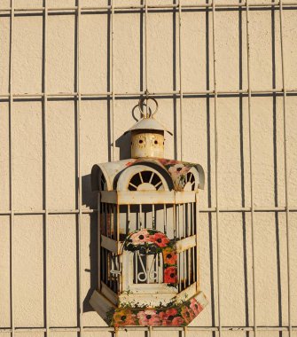 Sepya 'daki paslı dekoratif kafes boyalı çiçekler, beyaz arka plan yok.