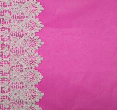 Pembe ve beyaz şekerlemeler ve pembe arka planda kurabiyeler.