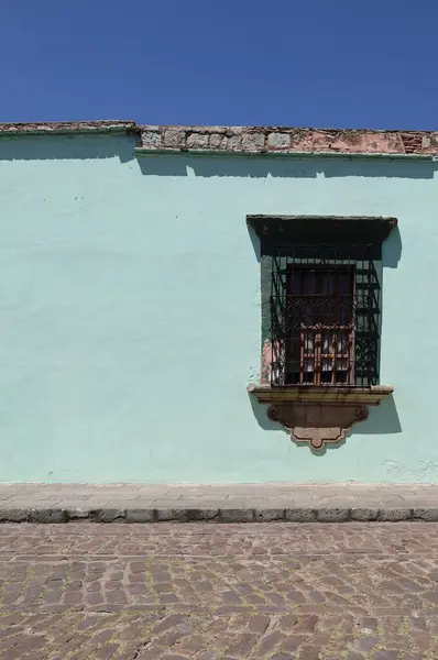 Бірюзова Стіна Традиційне Вікно Кам Яна Вулиця Мексиці — стокове фото