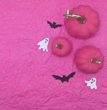 Pembe balkabakları, yarasalar ve hayaletler.